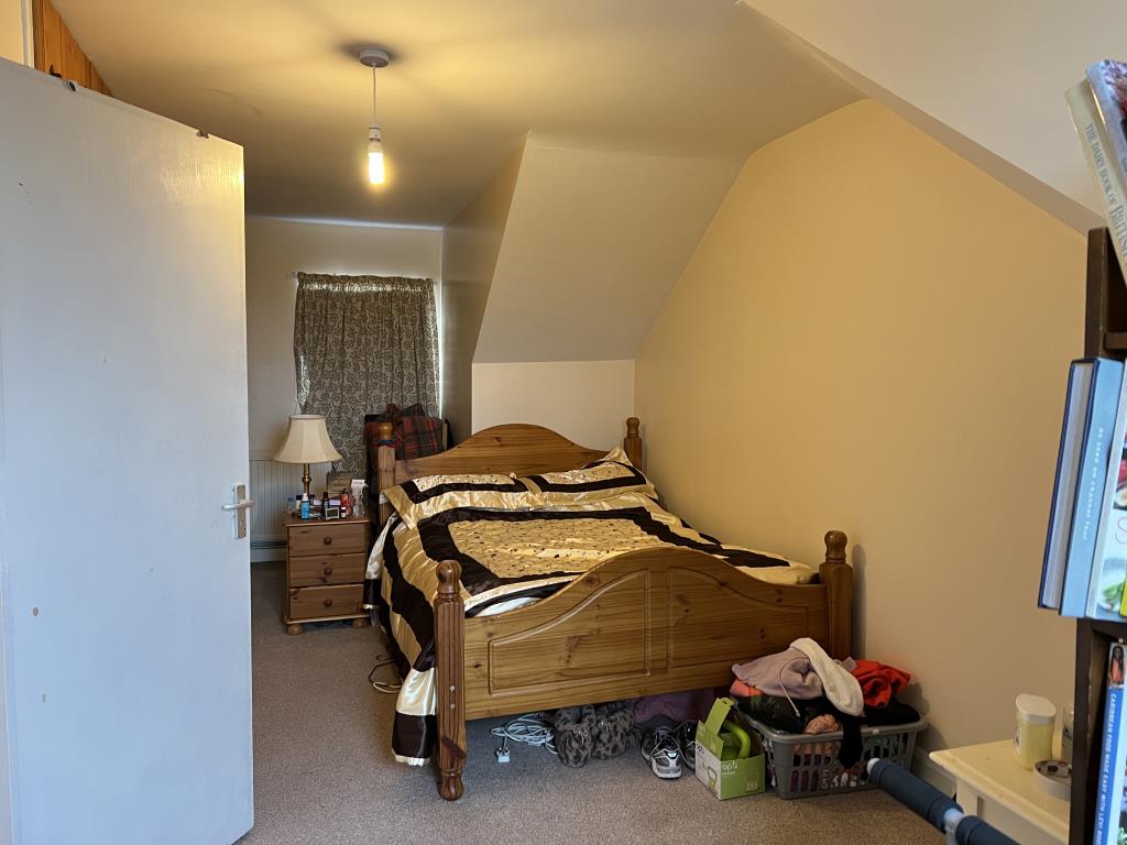Lot: 51 - FIRST FLOOR MAISONETTE - Bedroom on second floor with painted magnolia walls